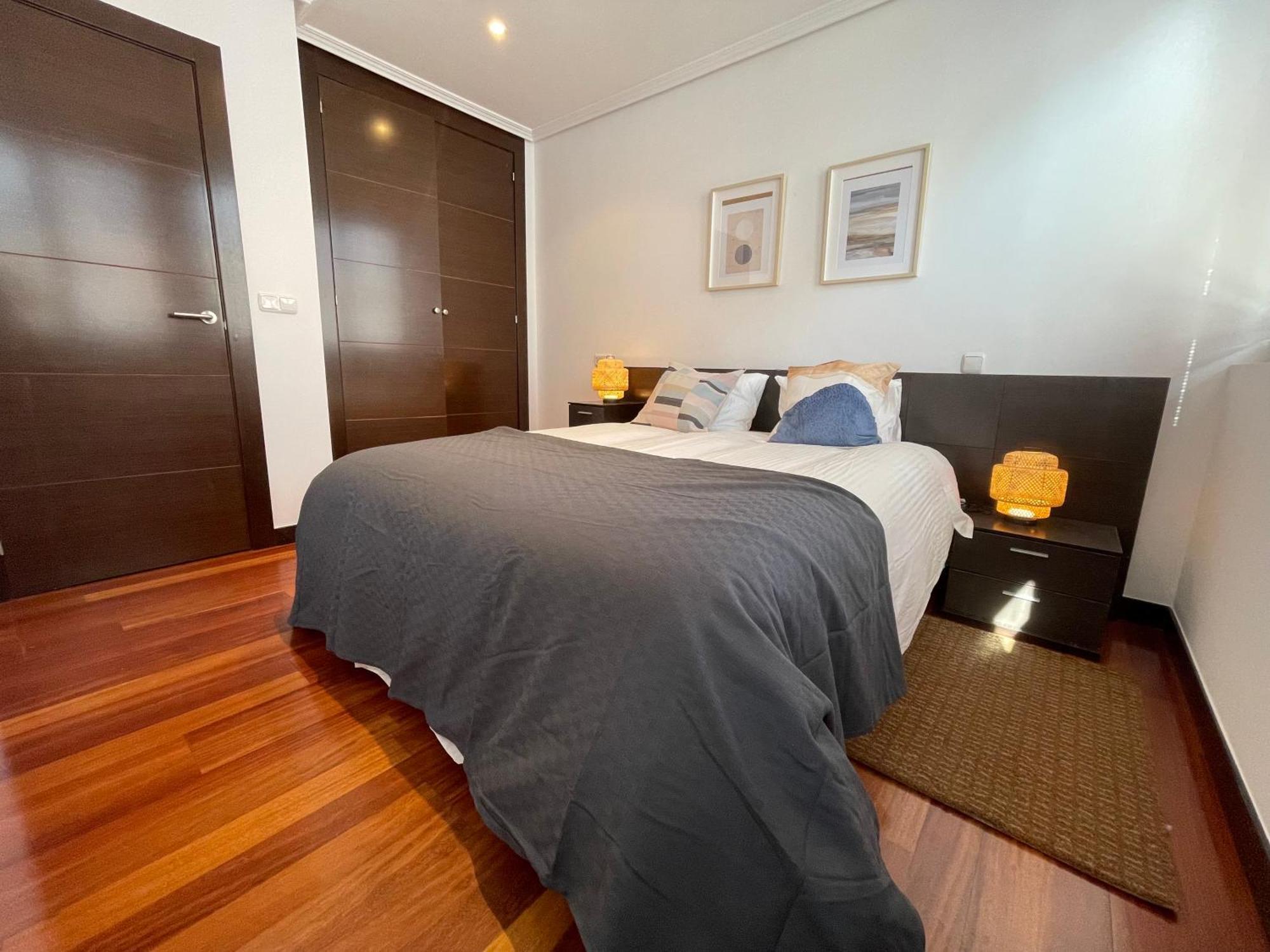 Atuaire Home Vivienda A Luminosa Parking Incluido En Plena Calle Comercial Burgos Exterior photo