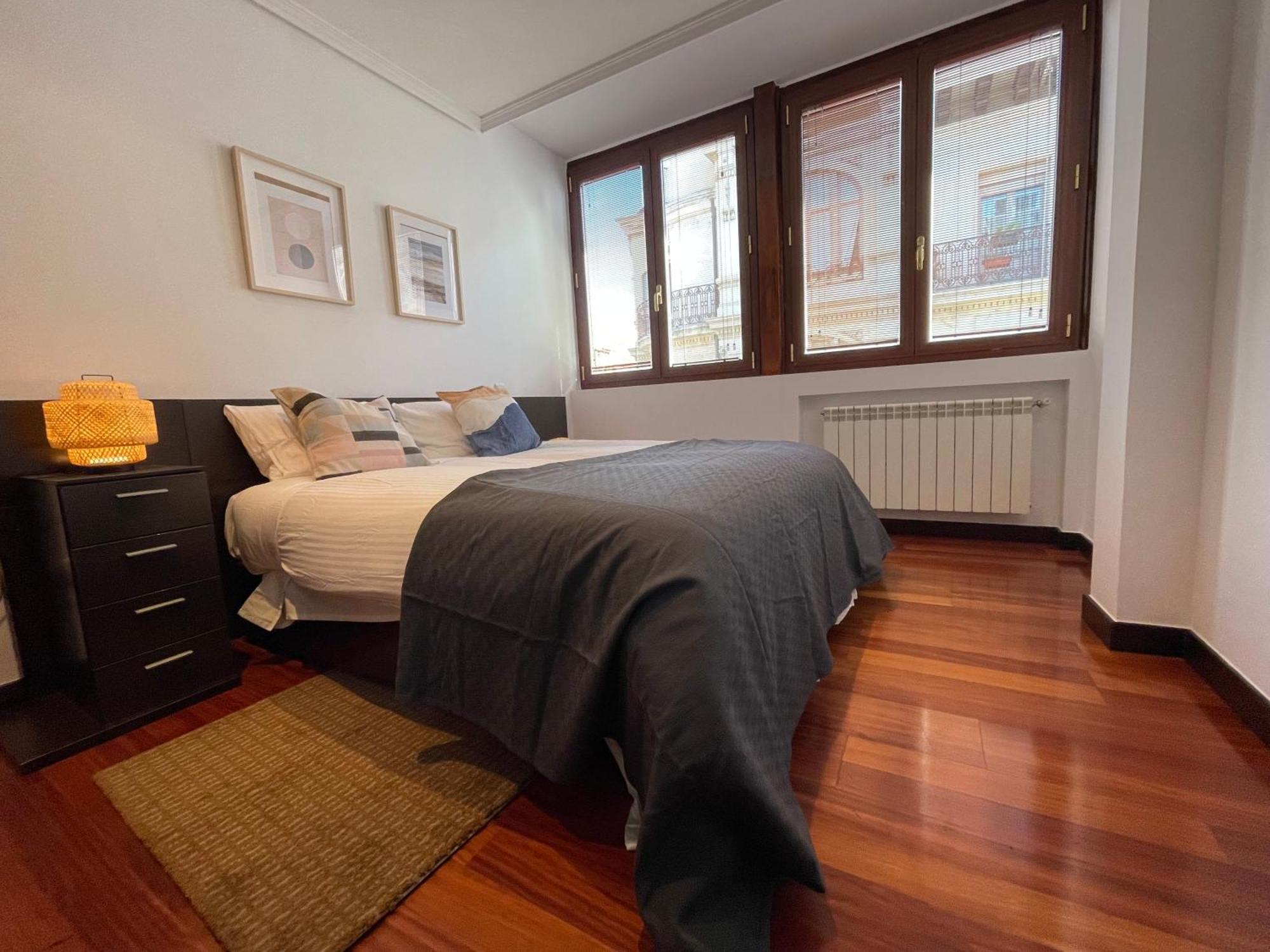 Atuaire Home Vivienda A Luminosa Parking Incluido En Plena Calle Comercial Burgos Exterior photo